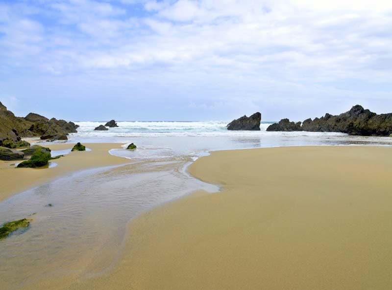Playa de San Román y miradores: qué ver, cómo llegar y consejos para tu visita